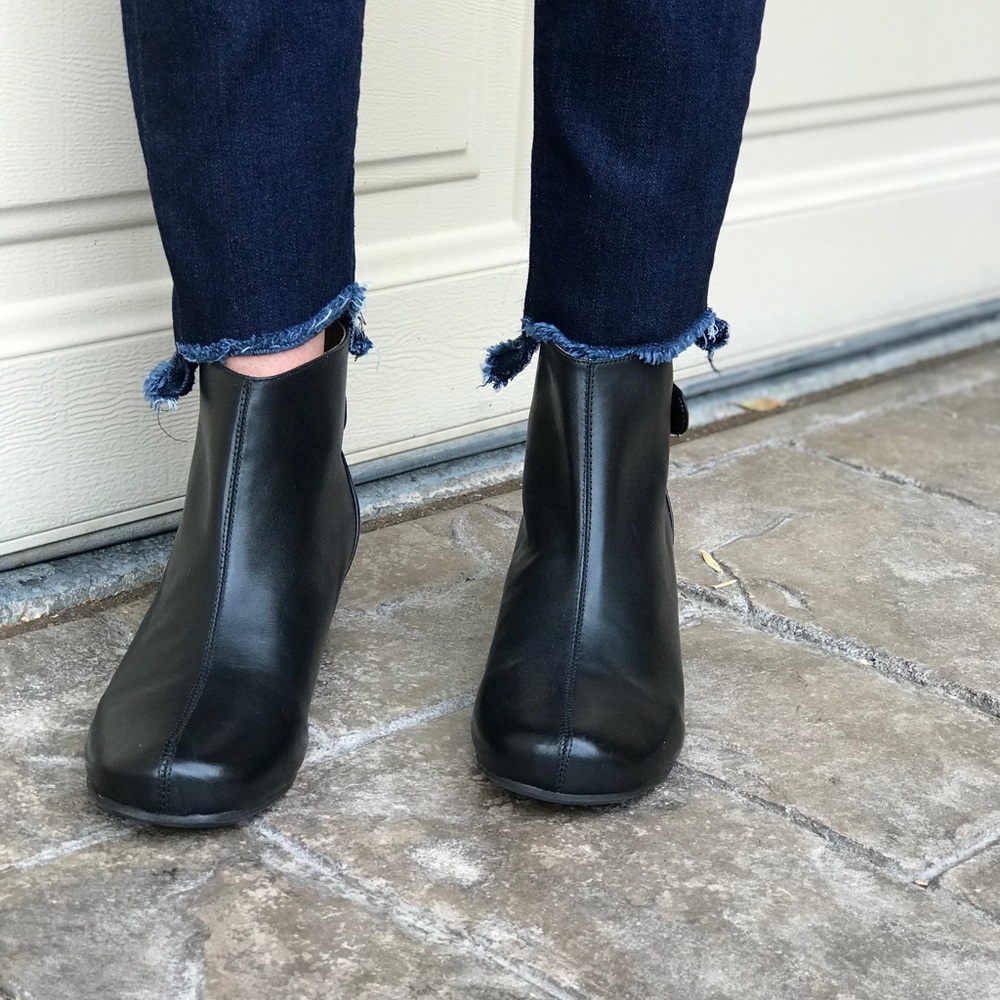 NIB Rich Leather Snap Back Hidden Wedge Booties - Picture 5 of 7